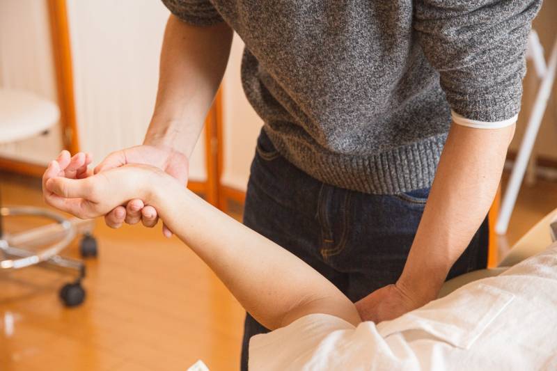 Quel ostéopathe agréé consulter près de Marseille Mazargues pour ma tendinite au coude?
